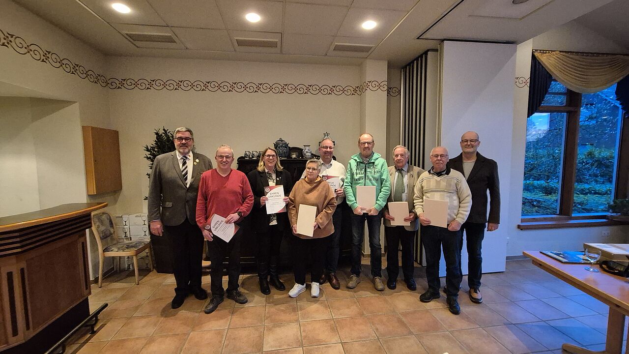 Die geehrten Mitglieder mit Ernst Wendland (links) und dem 2. Vorsitzenden Georg Stroth (rechts). Foto: KERH Rheine