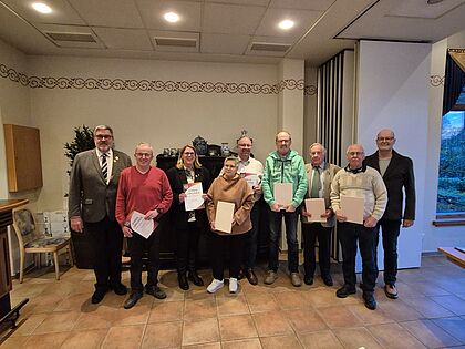 Die geehrten Mitglieder mit Ernst Wendland (links) und dem 2. Vorsitzenden Georg Stroth (rechts). Foto: KERH Rheine