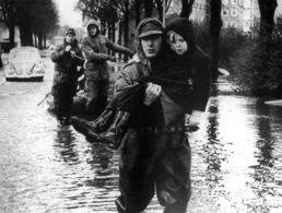 Bundeswehrsoldaten retten am 17. Februar 1962 Menschen in den überschwemmten Gebieten von Hamburg. Eigentlich hätte dieser Einsatz nicht stattfinden dürfen - Amtshilfeeinsätze der Bundeswehr im Innern wurden erst Jahre später gesetzlich legitimiert. Foto: picture-alliance / dpa