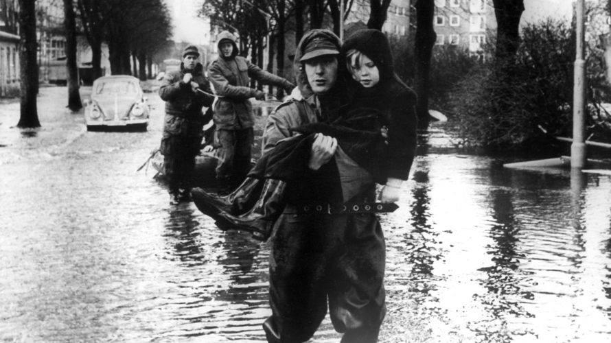 Bundeswehrsoldaten retten am 17. Februar 1962 Menschen in den überschwemmten Gebieten von Hamburg. Eigentlich hätte dieser Einsatz nicht stattfinden dürfen - Amtshilfeeinsätze der Bundeswehr im Innern wurden erst Jahre später gesetzlich legitimiert. Foto: picture-alliance / dpa