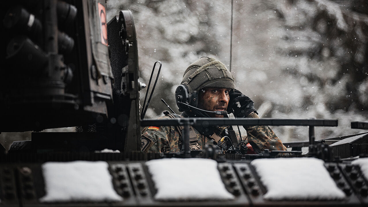 Bis zu 34.000 Fahrzeuge der Bundeswehr sollen in den kommenden Jahren mit modernen Funkgeräten ausgesrüstet werden. Die ersten Systeme sind bereits ausgeliefert, doch sie können nicht eingebaut werden. Foto: Bundeswehr/Maximilian Schulz