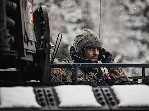 Bis zu 34.000 Fahrzeuge der Bundeswehr sollen in den kommenden Jahren mit modernen Funkgeräten ausgesrüstet werden. Die ersten Systeme sind bereits ausgeliefert, doch sie können nicht eingebaut werden. Foto: Bundeswehr/Maximilian Schulz
