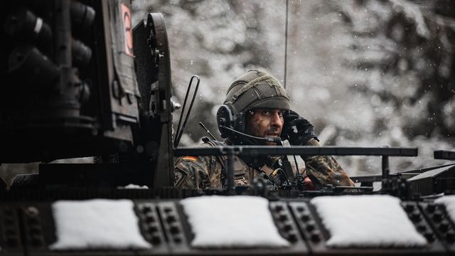 Bis zu 34.000 Fahrzeuge der Bundeswehr sollen in den kommenden Jahren mit modernen Funkgeräten ausgesrüstet werden. Die ersten Systeme sind bereits ausgeliefert, doch sie können nicht eingebaut werden. Foto: Bundeswehr/Maximilian Schulz