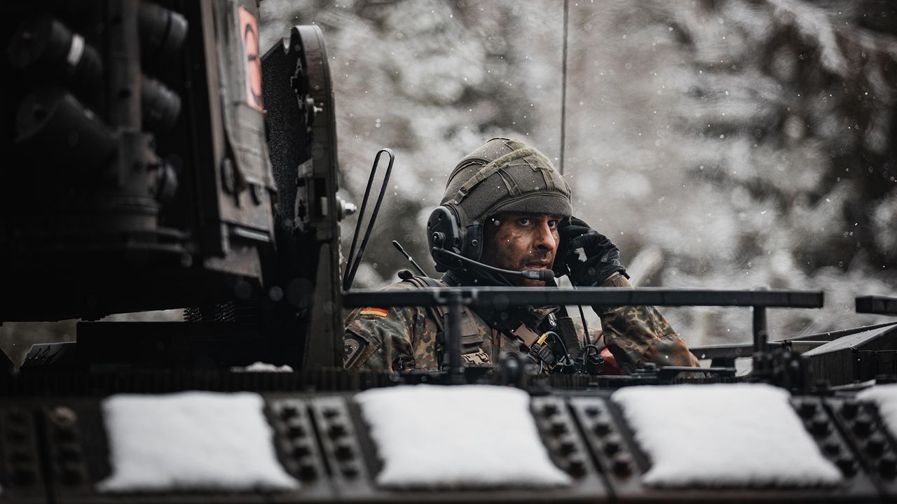 Bis zu 34.000 Fahrzeuge der Bundeswehr sollen in den kommenden Jahren mit modernen Funkgeräten ausgesrüstet werden. Die ersten Systeme sind bereits ausgeliefert, doch sie können nicht eingebaut werden. Foto: Bundeswehr/Maximilian Schulz