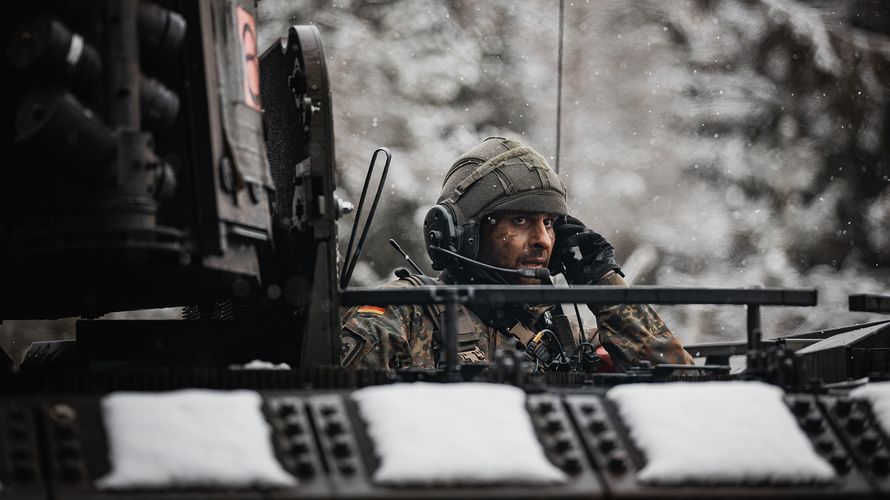 Bis zu 34.000 Fahrzeuge der Bundeswehr sollen in den kommenden Jahren mit modernen Funkgeräten ausgesrüstet werden. Die ersten Systeme sind bereits ausgeliefert, doch sie können nicht eingebaut werden. Foto: Bundeswehr/Maximilian Schulz