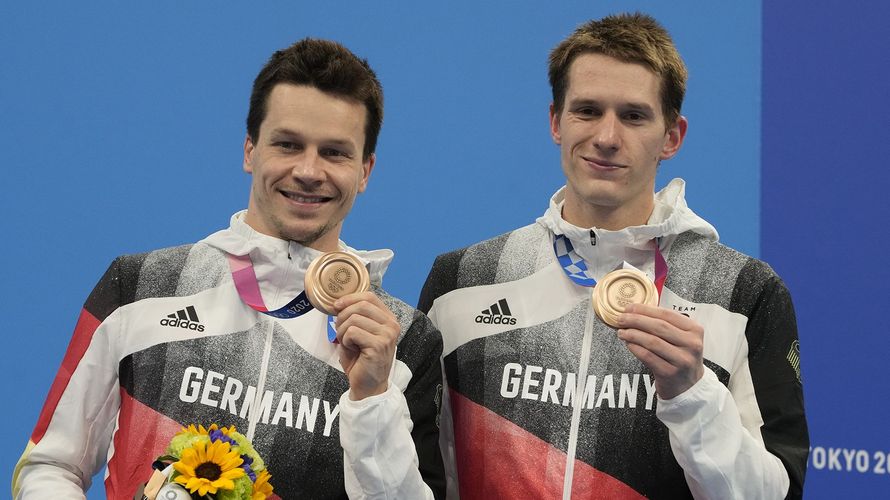 Patrick Hausding (l.) und Lars Rüdiger zeigen den Lohn ihrer Leistung: Die Bronzemedaille bei den Olympischen Spielen in Tokio. Foto: picture alliance / ASSOCIATED PRESS | Dmitri Lovetsky