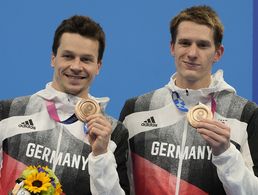 Patrick Hausding (l.) und Lars Rüdiger zeigen den Lohn ihrer Leistung: Die Bronzemedaille bei den Olympischen Spielen in Tokio. Foto: picture alliance / ASSOCIATED PRESS | Dmitri Lovetsky
