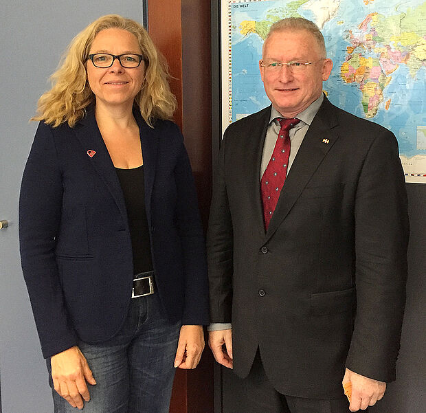Der Vorsitzende Fachbereich Beteiligungsrechte, Oberstabsfeldwebel a.D. Andreas Hubert, im Gespräch mit der Grünen-Abgeordneten Doris Wagner. Foto: DBwV/Schulte