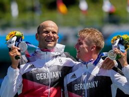  Max Hoff und Jacob Schopf (r.) freuen sich über olympisches Silber im Zweier-Kayak über 1000 Meter. Foto: Picture Alliance/AP