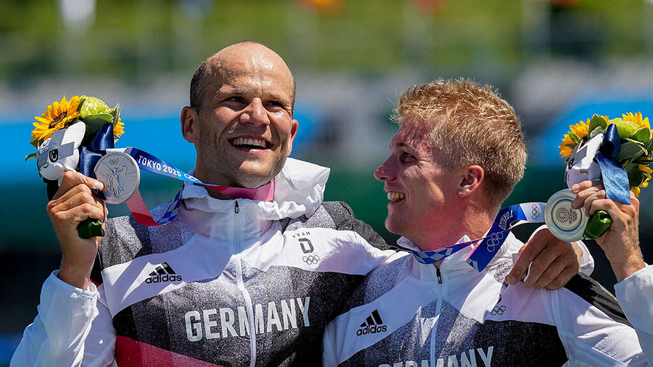  Max Hoff und Jacob Schopf (r.) freuen sich über olympisches Silber im Zweier-Kayak über 1000 Meter. Foto: Picture Alliance/AP