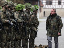 Verteidigungsminister Boris Pistorius, hier bei einer Vorführung des Heeres in Hammelburg, will die Mali-Rückkehrer bei ihrer Rückkehr auf dem Fliegerhorst Wunstorf begrüßen. Archivfoto: DBwV/Yann Bombeke