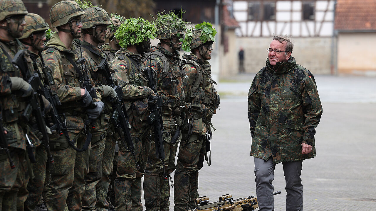 Verteidigungsminister Boris Pistorius, hier bei einer Vorführung des Heeres in Hammelburg, will die Mali-Rückkehrer bei ihrer Rückkehr auf dem Fliegerhorst Wunstorf begrüßen. Archivfoto: DBwV/Yann Bombeke