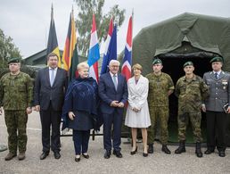 Bundespräsident Frank-Walter Steinmeier (Mi.) und Elke Büdenbender besuchen in Begleitung der litauischen Präsidentin Dalia Grybauskait? das Kommando der NATO Enhanced Forward Presence Battle Group in Rukla. Rechts der DBwV-Bundesvorsitzende Oberstleutnan