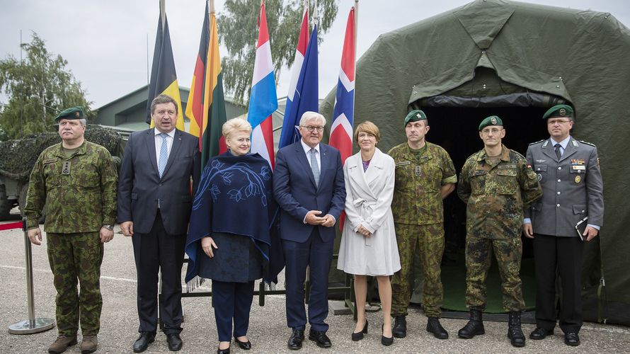 Bundespräsident Frank-Walter Steinmeier (Mi.) und Elke Büdenbender besuchen in Begleitung der litauischen Präsidentin Dalia Grybauskait? das Kommando der NATO Enhanced Forward Presence Battle Group in Rukla. Rechts der DBwV-Bundesvorsitzende Oberstleutnan