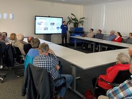 Über die Entwicklung und die Geschichte des Unternehmens Weber Maschinenbau informierte der Ausbildungsleiter Andreas Kleen bei seinem Vortrag.Foto: Wolfgang Kruse