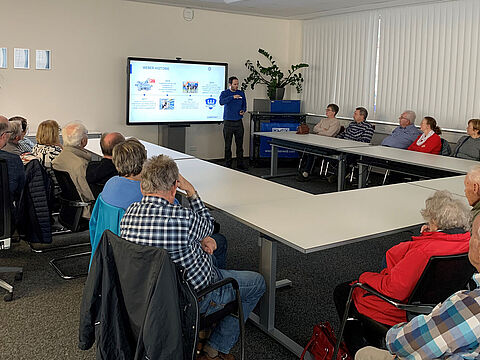 Über die Entwicklung und die Geschichte des Unternehmens Weber Maschinenbau informierte der Ausbildungsleiter Andreas Kleen bei seinem Vortrag.Foto: Wolfgang Kruse