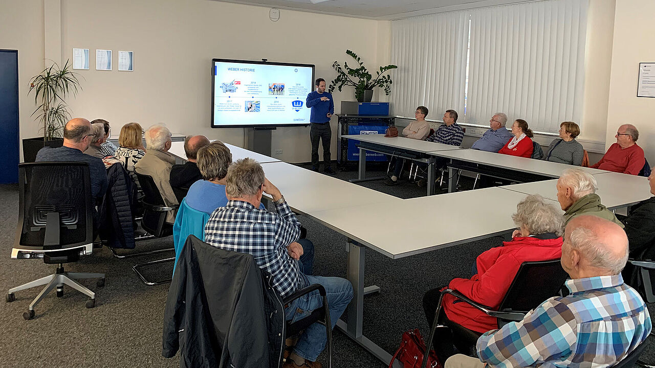 Über die Entwicklung und die Geschichte des Unternehmens Weber Maschinenbau informierte der Ausbildungsleiter Andreas Kleen bei seinem Vortrag.Foto: Wolfgang Kruse