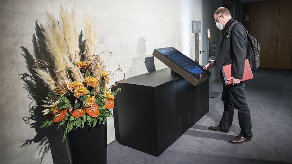 Vor dem Saal, in dem der Verteidigungsausschuss tagt, erinnert eine Gedenkstele an die Toten der Bundeswehr-Einsätze. Foto: Deutscher Bundestag/Simone M. Neumann