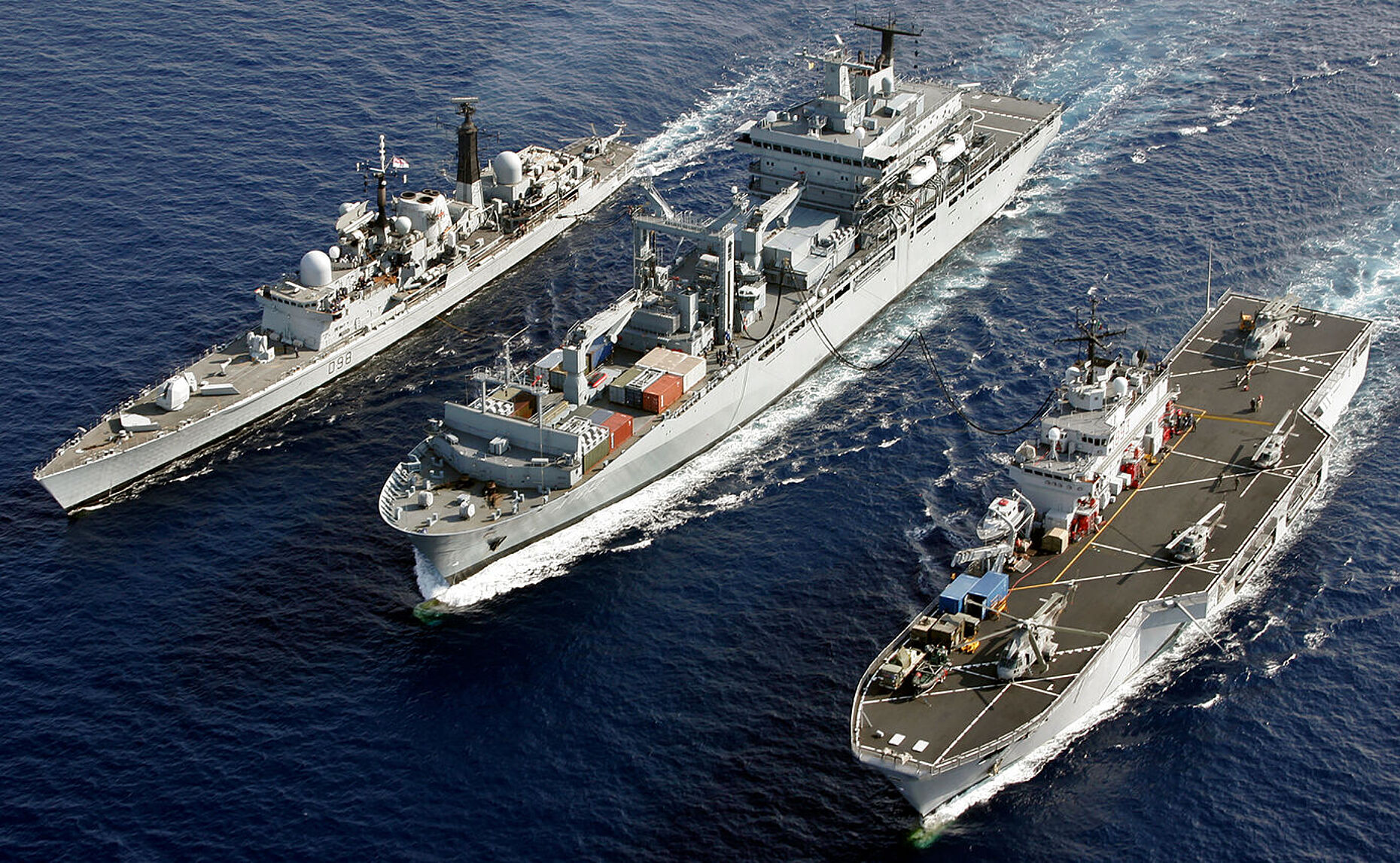 Seit Oktober 2006 beteiligt sich Deutschland am erweiterten UNIFIL-Mandat mit Marineeinheiten. Aus diesen Tagen stammt dieses Bild mit dem britischen Zerstörer York, dem Einsatzgruppenversorger Frankfurt am Main und dem italienischen Landungsboot San Marc