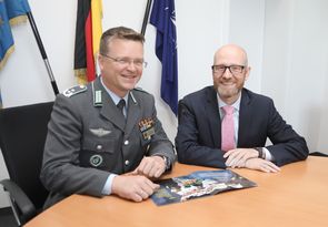 Der Parlamentarische Staatssekretär Peter Tauber hat als Oberleutnant d.R. immer ein offenes Ohr für die Anliegen des Verbands. Und die sind in dem neuen Papier übersichtlich zusammengefasst Foto: DBwV