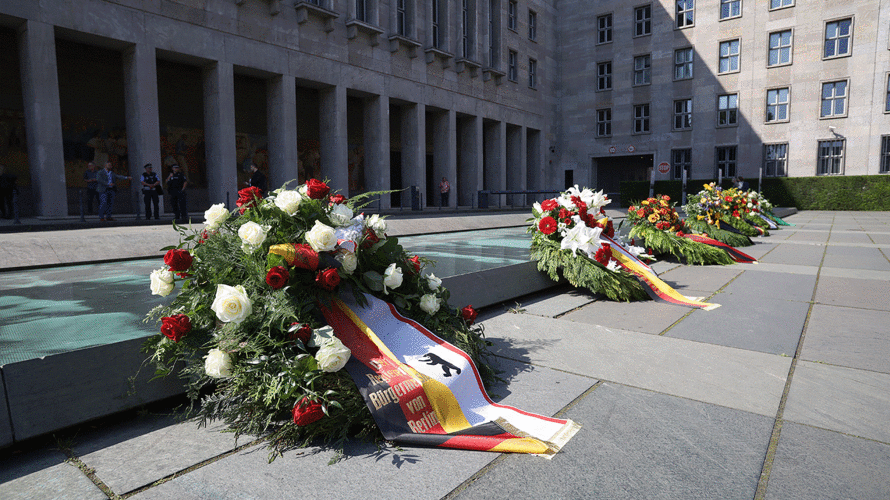 Mit Gedenkveranstaltungen und Kranzniederlegungen, wie hier am Berliner Platz des Volksaufstandes des 17. Juni im vergangenen Jahr, wird heute an die Opfer des Volksaufstandes in der DDR vor 68 Jahren erinnert. Foto: DBwV/Yann Bombeke