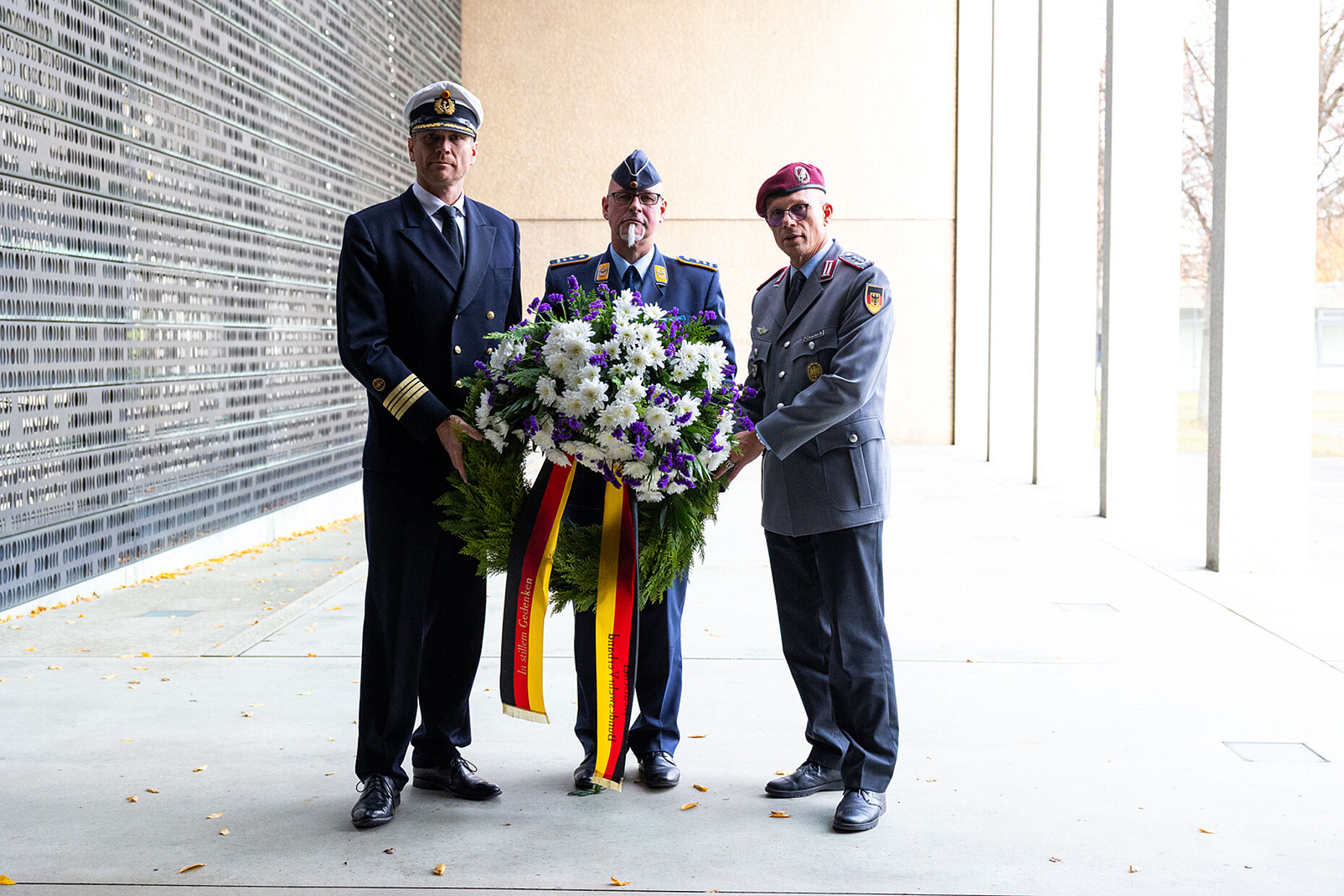 Wenige Tage vor dem Volkstrauertag legte eine Delegation des DBwV einen Kranz am Ehrenmal der Bundeswehr im Bendlerblock nieder. Foto: DBwV/Yann Bombeke
