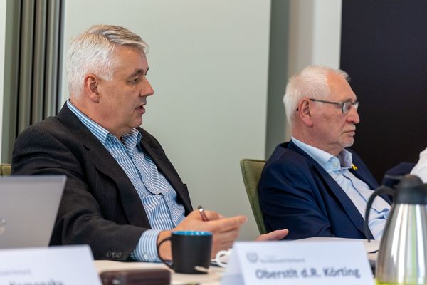 Jens Körting berichtete über gesetzgeberische Neuigkeiten, auch über das Artikelgesetz Zeitenwende, das zahlreiche Verbesserungen mit sich bringt. Foto: DBwV/Yann Bombeke