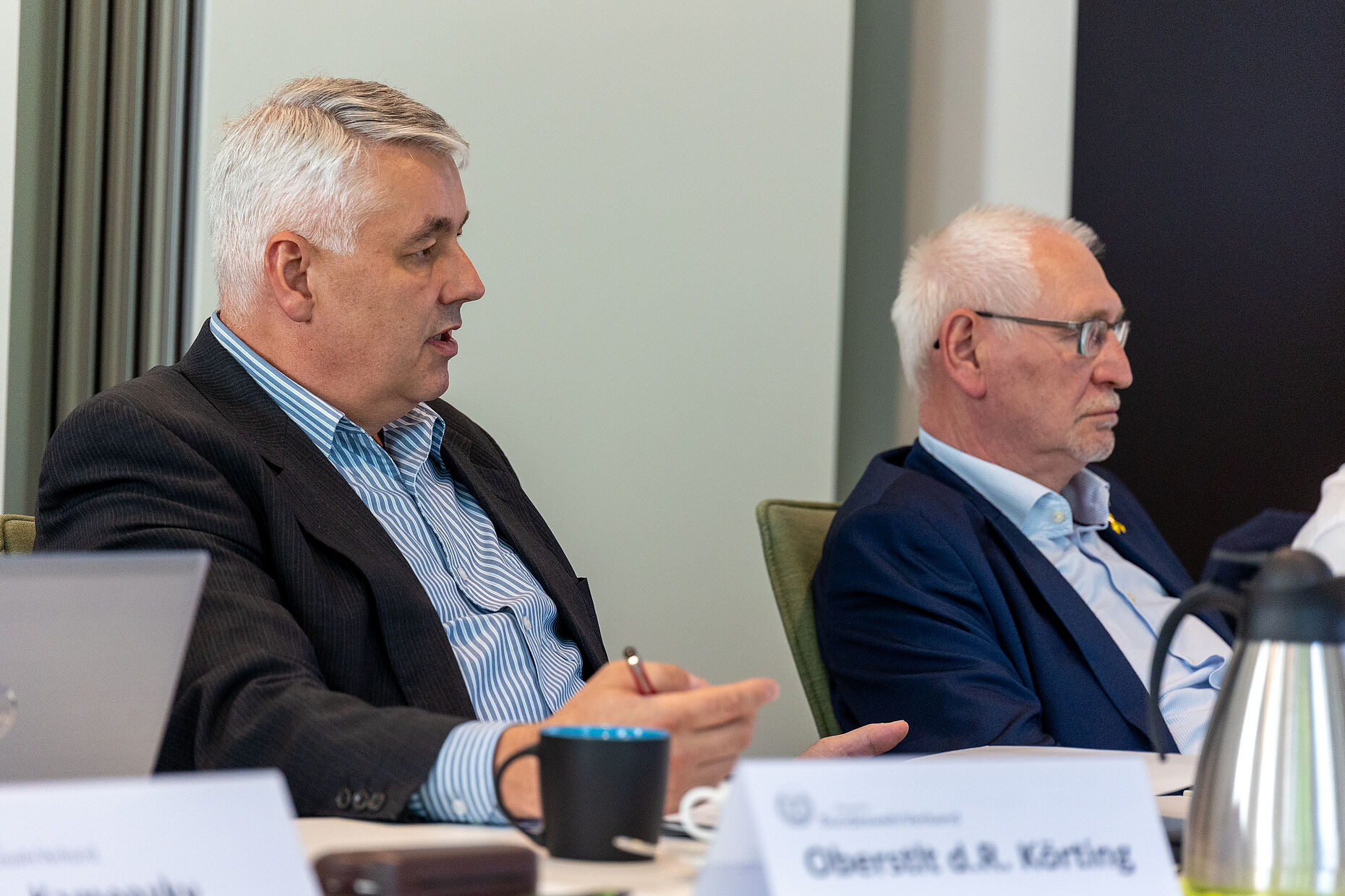 Jens Körting berichtete über gesetzgeberische Neuigkeiten, auch über das Artikelgesetz Zeitenwende, das zahlreiche Verbesserungen mit sich bringt. Foto: DBwV/Yann Bombeke