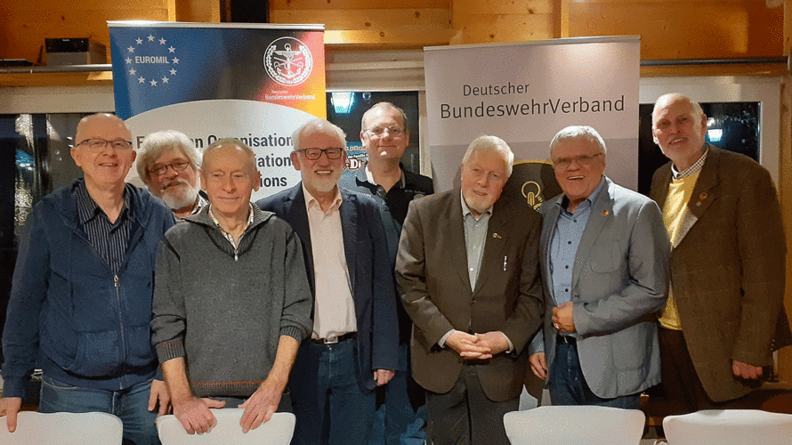 Das Team der selbstständigen KERH Kaiserslautern: Wolfgang Zenger, Hans-Jürgen Leroch, Dieter Karlowski, Joachim Wrobel, Hans-Peter Wenzel, Dr. Horst Schöttler, Matthias Nickel und Heiko Buddecke (v.l.). Foto: Bärbel Nickel