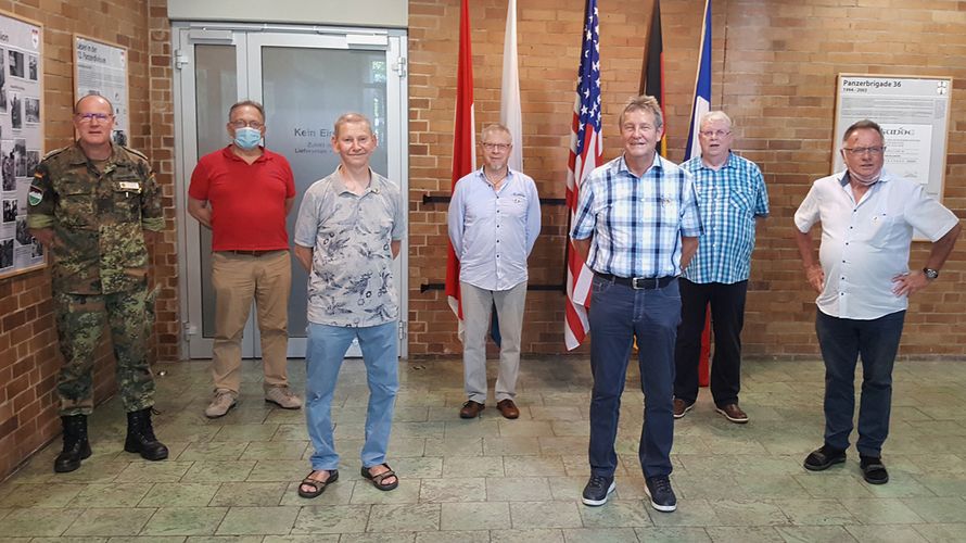 Die während der Wahlversammlung geehrten Mitglieder Rüttiger, Hörlin, Barthel, Schellmann mit den Vorsitzenden von Bezirk und der Kameradschaft ERH. Foto: DBwV/Roland Stengl