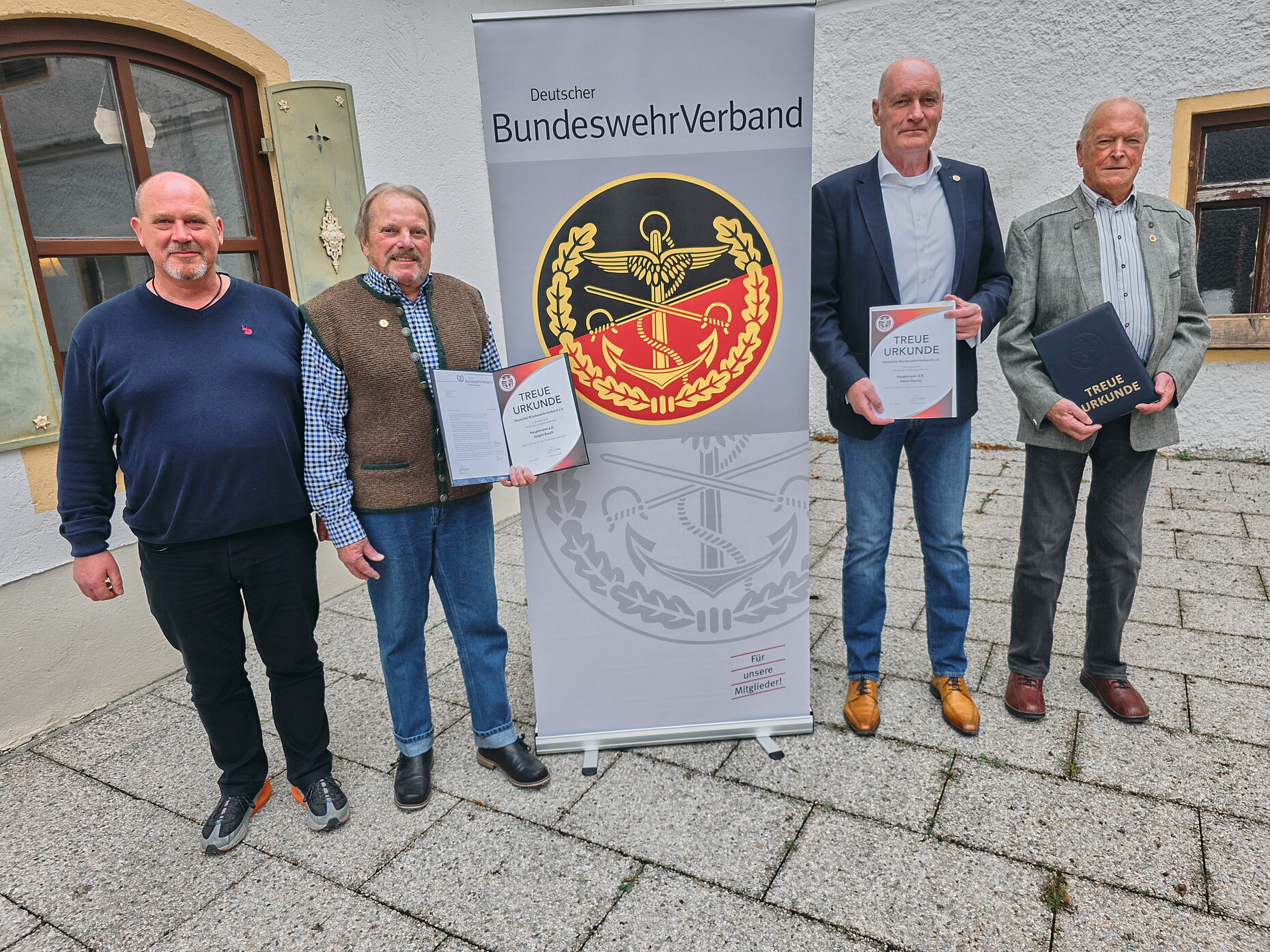 Vorsitzender Dirk Becker (von links) zeichnete langjährige Mitglieder aus: Hauptmann a.D. Jürgen Busch (50 Jahre), Hauptmann d.R. Harro Harms (40), Oberstabsfeldwebel a.D. Ruprecht Stocker (60 Jahre). Foto: Dirk Becker