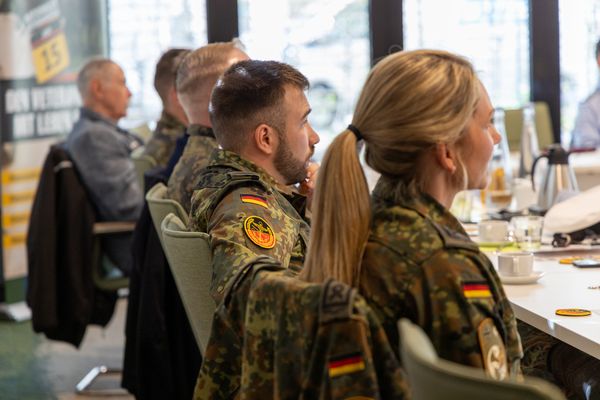 Rund 25 Soldatinnen und Soldaten, Mitglieder, Mandatsträger und Hauptamtliche trafen sich zum Social Media Push Event. Foto: DBwV/Sarina Flachsmeier