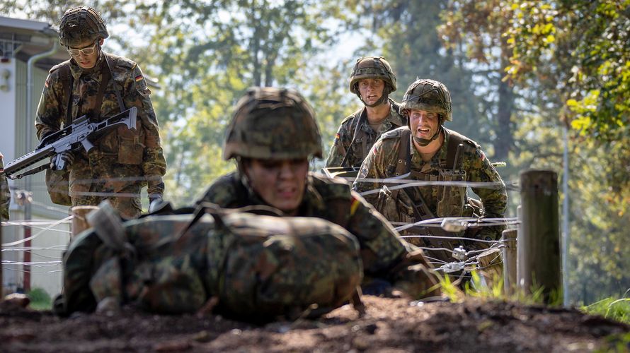 Ungesunde Ernährung, Dauersitzen, Alkohol und Zigaretten: Immer häufiger erfasst die Bundeswehr die mangelnde Fitness ihrer Rekrutinnen und Rekruten. Foto: Bundeswehr/Marco Dorow