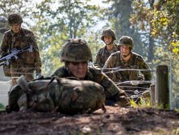 Ungesunde Ernährung, Dauersitzen, Alkohol und Zigaretten: Immer häufiger erfasst die Bundeswehr die mangelnde Fitness ihrer Rekrutinnen und Rekruten. Foto: Bundeswehr/Marco Dorow