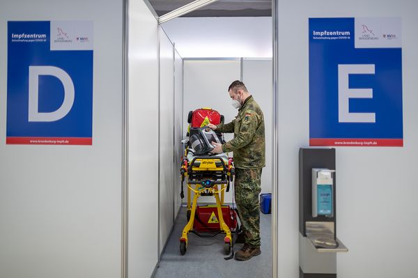 Insgesamt 25.000 Soldatinnen und Soldaten werden für den Corona-Einsatz bereitgehalten, mehr als 18.000 leisten jetzt schon Amtshilfe. Auf Dauer kann die Bundeswehr das nicht leisten. Foto: Bundeswehr/Tom Twardy