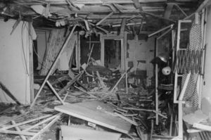 Die zerstörte Besprechungsbaracke nach dem Sprengstoffanschlag auf Hitler am 20. Juli 1944. Foto: Bundesarchiv, Bild 146-1972-025-12 / CC-BY-SA 3.0