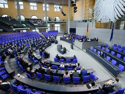 Nach einer rund halbstündigen Debatte im Bundestag wurde die Vorlage an die Ausschüsse überwiesen. Foto: picture alliance/dpa/Bernd von Jutrczenka