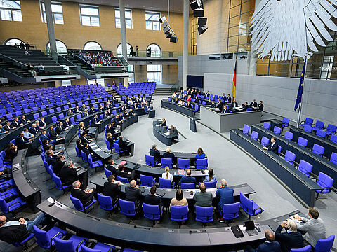 Nach einer rund halbstündigen Debatte im Bundestag wurde die Vorlage an die Ausschüsse überwiesen. Foto: picture alliance/dpa/Bernd von Jutrczenka