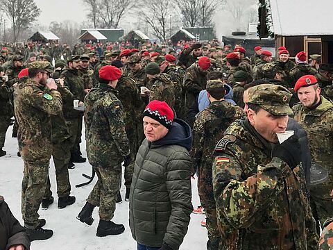 Mit einem Weihnachtsmarkt in der General-Dr.-Speidel-Kaserne Bruchsal stimmten sich Soldaten, zivile Beschäftigte und Gäste auf die bevorstehenden Feiertage ein. Foto: Matthias Schneider 