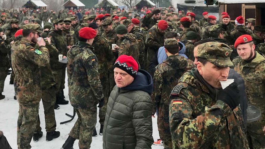 Mit einem Weihnachtsmarkt in der General-Dr.-Speidel-Kaserne Bruchsal stimmten sich Soldaten, zivile Beschäftigte und Gäste auf die bevorstehenden Feiertage ein. Foto: Matthias Schneider 