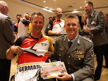 Oberst André Wüstner mit dem Kapitän des deutschen Invictus-Teams, Kapitänleutnant Jörg Hinrichs. Der hatte ein von der ganzen Mannschaft signiertes Trikot mitgebracht. Foto: DBwV/Sarina Flachsmeier