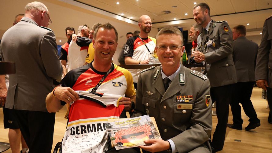 Oberst André Wüstner mit dem Kapitän des deutschen Invictus-Teams, Kapitänleutnant Jörg Hinrichs. Der hatte ein von der ganzen Mannschaft signiertes Trikot mitgebracht. Foto: DBwV/Sarina Flachsmeier