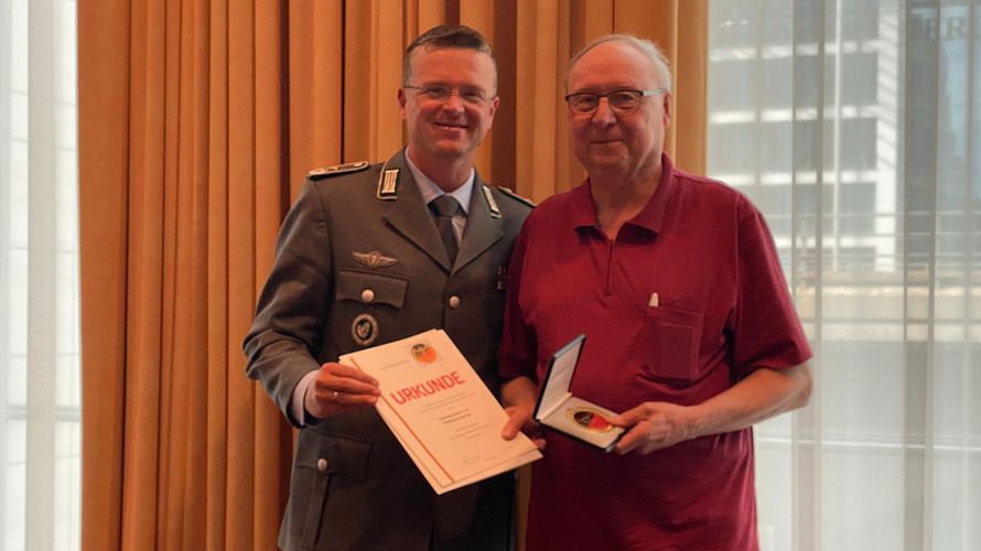 Für seine langjährige Tätigkeit im Mandat wurde Oberstleutnant a.D. Wolfgang Demsat (r.) von Oberstleutnant Wüstner ausgezeichnet. Foto: DBwV