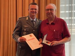 Für seine langjährige Tätigkeit im Mandat wurde Oberstleutnant a.D. Wolfgang Demsat (r.) von Oberstleutnant Wüstner ausgezeichnet. Foto: DBwV