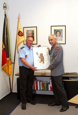 Begrüßung des Landesvorsitzenden, Hauptmann a.D. Uwe Köpsel, durch den Kommandeur der OSH, Brigadegeneral Martin Hein. Foto: OSH/Schöne