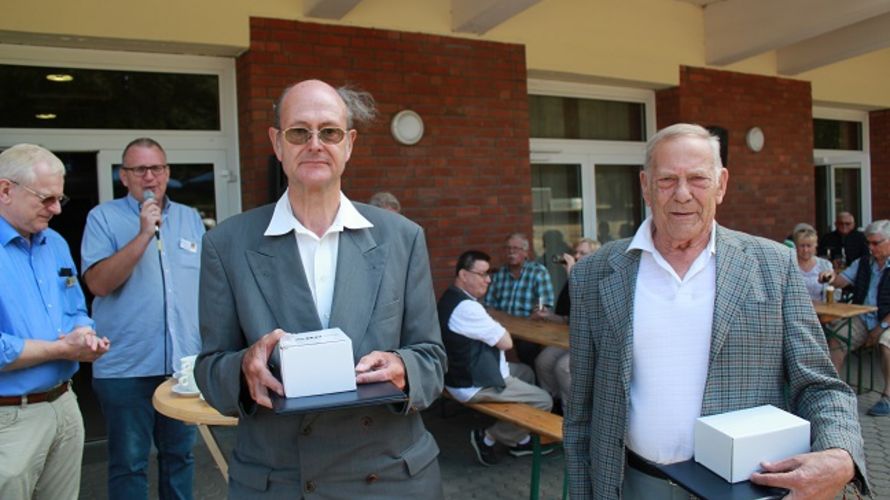 Oberfeldwebel d.R. Wolfgang Strunk und Hauptfeldwebel d.R. Heinrich Sievernich wurden in Köln für 50 Jahre Mitgliedschaft geehrt Foto: KERH Köln