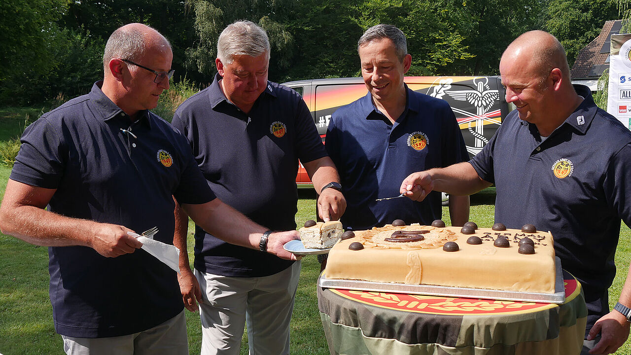 Beim Anschneiden der Torte zur 5. GAGT (v.l.n.r.): Oberstabsfeldwebel a.D. Frank Heidemann, Oberst Thomas Behr, Generalmajor Heico Hübner und Oberstleutnant Robert Thiele. Foto: LV Nord
