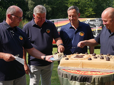 Beim Anschneiden der Torte zur 5. GAGT (v.l.n.r.): Oberstabsfeldwebel a.D. Frank Heidemann, Oberst Thomas Behr, Generalmajor Heico Hübner und Oberstleutnant Robert Thiele. Foto: LV Nord