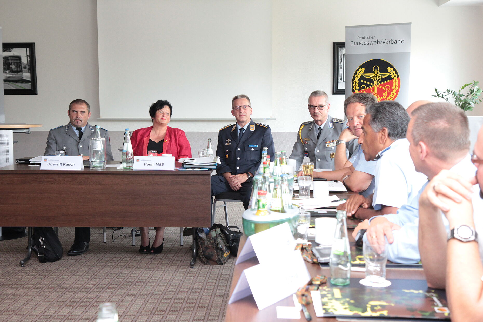 In der Diskussion ging Heidtrud Henn offen auf die Fragen und Anregungen der Teilnehmer ein Foto: DBwV/Kleinemas