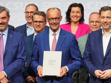 Bringt dieser Koalitionsvertrag wirklich so viel Freude mit sich? Aus Sicht der Zivilbeschäftigten der Bundeswehr bestehen noch viele offene Fragen. Foto: picture alliance/dpa/Michael Kappeler